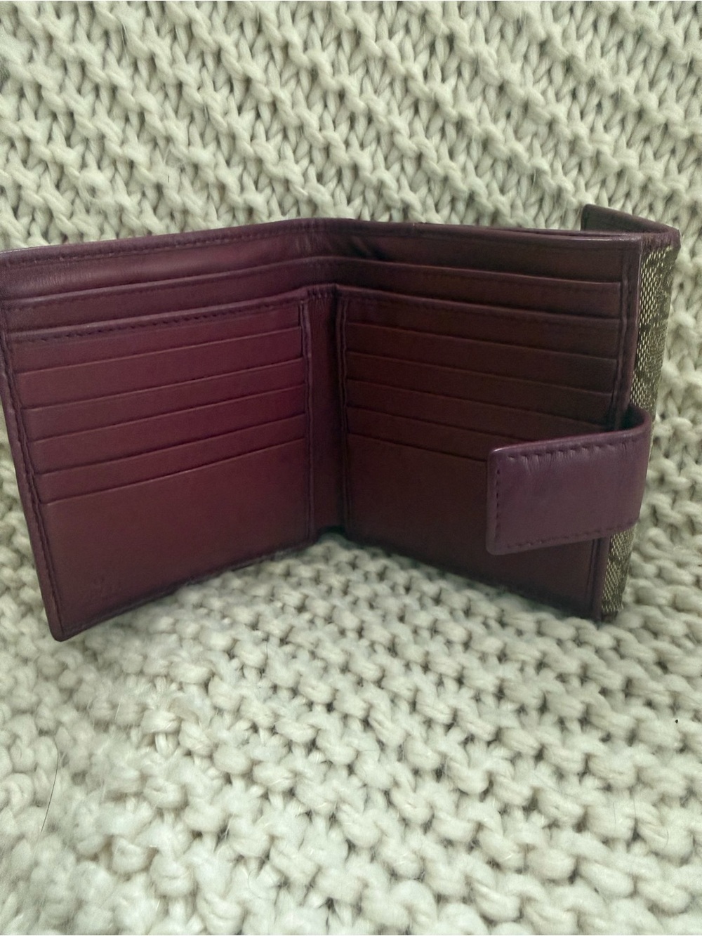 Gucci GG Canvas Compact Wallet in Beige and Plum - Picture 3 of 9